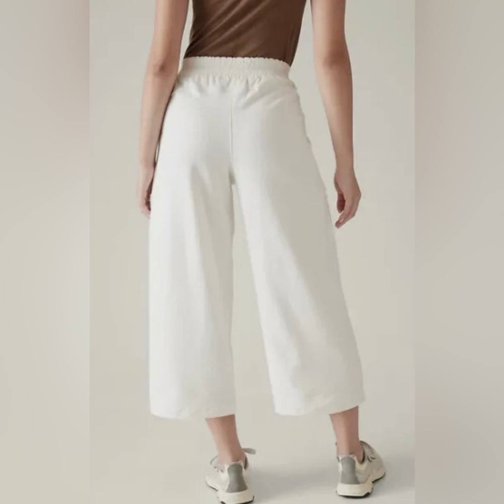 Athleta Cream Triumph Hybrid Wide Crop 2x NWT - Picture 2 of 7